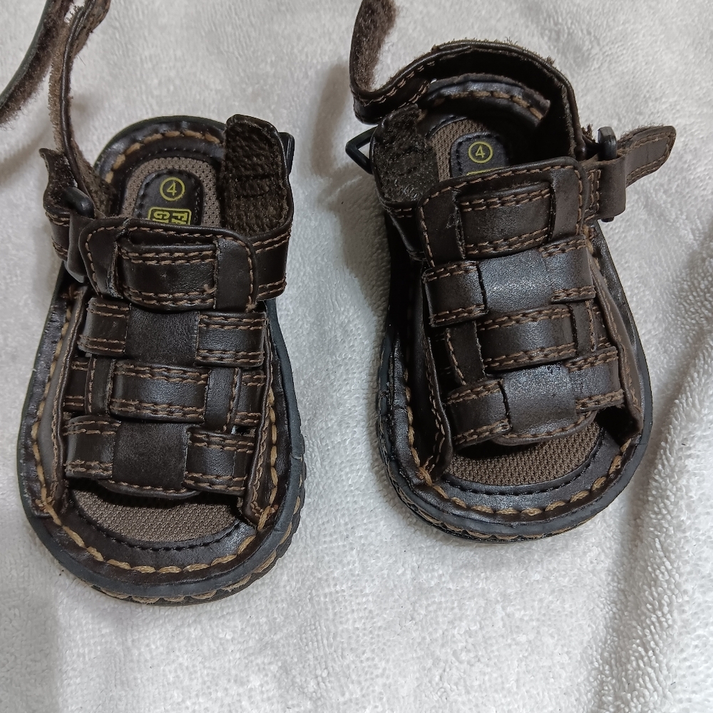 Boys, kids children.  Brown Sandals. Size 4. Fade glory.